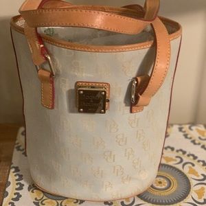 Like NEW Dooney and Bourke tote-Authentic